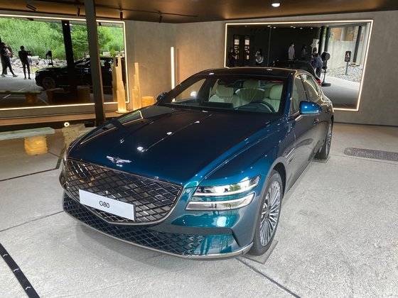 제네시스 G80 전동화 모델. 내연 모델 대비 300㎏ 정도 무겁다. [사진 현대차]