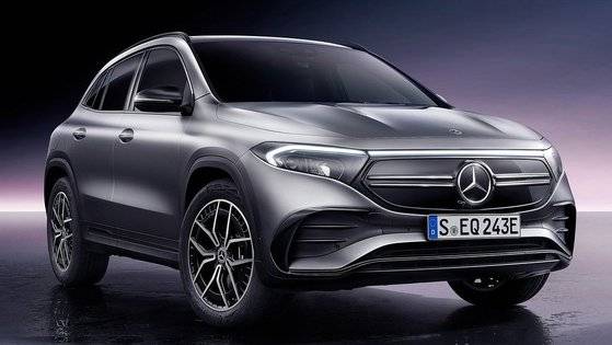 벤츠가 출시한 전기차 EQA는 공차 중량이 1985㎏으로 E시리즈보다 무겁다. [사진 벤츠]