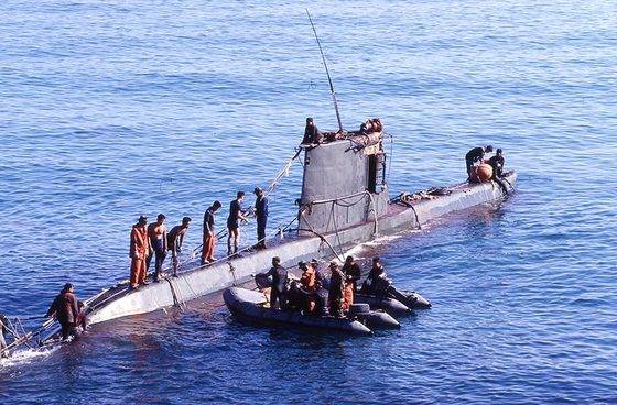 1996년 북한 잠수함이 동해안에서 공작활동을 마치고 복귀하다 좌초했다, 북한 무장간첩들이 내륙으로 침투해 소요를 일으켰다. [중앙포토]