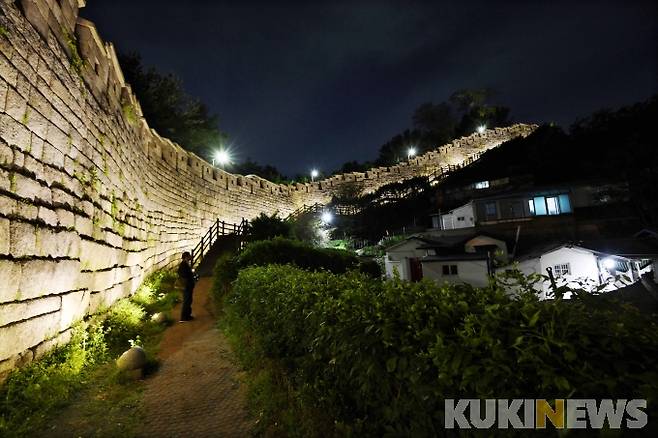 도성과 한 몸을 이룬 듯 형성된 성북구 성곽마을인 북정마을에서 본 한양도성 야경. 한양도성은 태조 때 백성들이 힘을 모아 창축 후 세종 때 개축, 숙종 때 수축을 거쳐 영조, 고종 때까지 정성들여 관리해 온 우리의 자랑스런 역사문화유적이다.