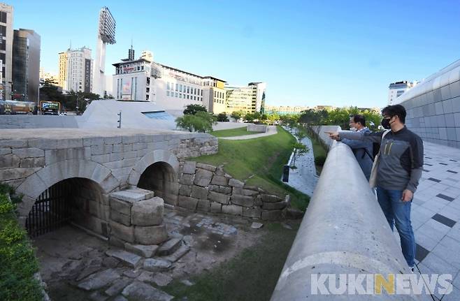 신희권 서울시립대 국사학과 교수가 동대문역사공원 내 이간수문 앞에서 올바른 문화재 발굴과 복원에 관해 설명하고 있다.
