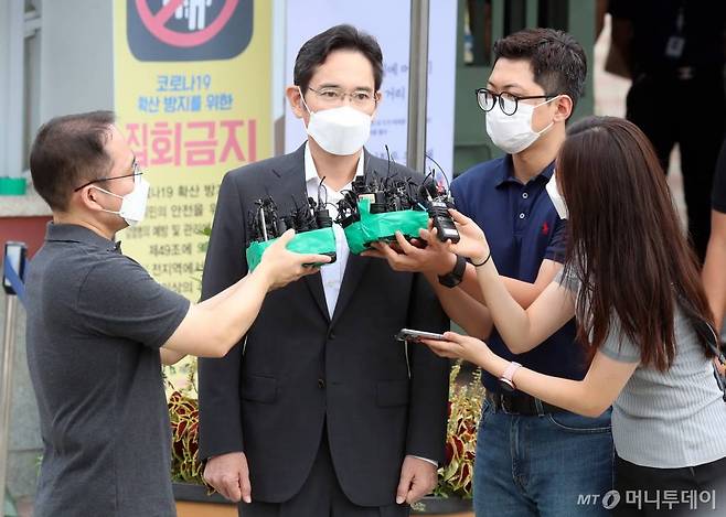 광복절 가석방으로 풀려난 이재용 삼성전자 부회장이 13일 오전 경기 의왕 서울구치소에서 나와 이동하고 있다. 이 부회장은 이날 서울구치소 앞에서 취재진과 만나 "국민 여러분께 걱정을 끼쳐 죄송하다"며 "저에 대한 걱정과 비난, 우려, 그리고 큰 기대를 잘 듣고 있고 열심히 하겠다"고 말했다. /사진=이기범 기자 leekb@