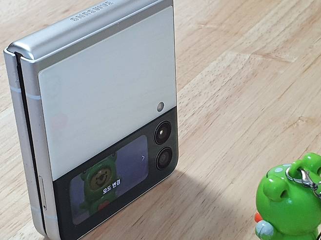 갤럭시Z플립3로 ‘셀피’를 찍고 있는 모습.한재희 기자 jh@seoul.co.kr