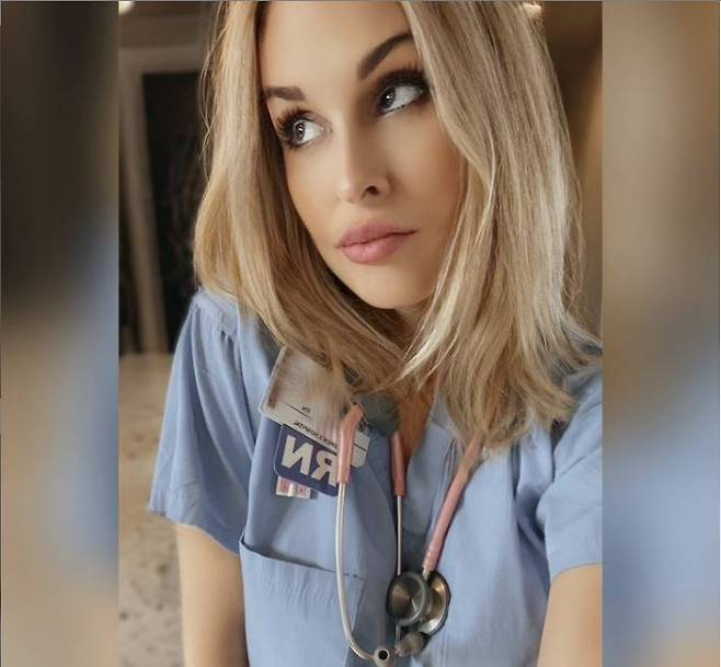 간호사로 일하던 미국 여성이 음란사이트에서 거액의 현금을 벌게 되자 병원을 그만두었다. 출처:인스타그램