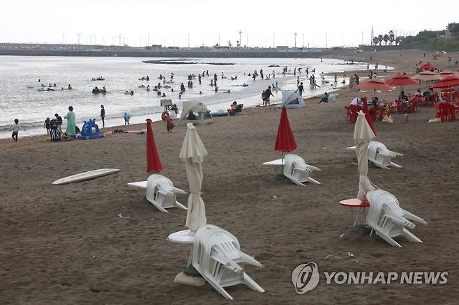 제주 해수욕장 물놀이 즐기는 피서객 [연합뉴스 자료사진]