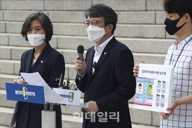 김건희씨 논문 관련 기자회견하는 열린민주당, 열린민주당 강민정,김의겸 의원이 지난달 8일 서울 여의도 국회 본청 계단 앞에서 윤석열 전 검찰총장의 부인 김건희 씨가 작성한 논문 관련 기자회견을 하고 있다.                           [사진 연합뉴스 안정원 기자]