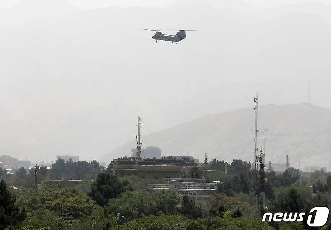 15일(현지시간) 탈레반 세력이 아프가니스탄 수도 카불을 사방에서 포위하자 미국 대사관 직원을 대피하기위해 출동한 미군 치누크 헬기가 카불 상공을 비행하고 있다. © 로이터=뉴스1 © News1 원태성 기자