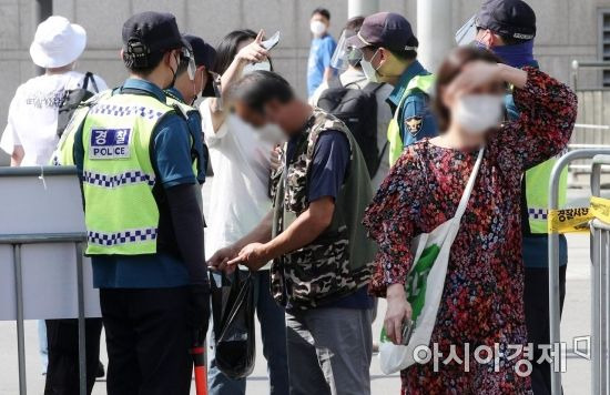 광복절인 15일 서울 중구 서울역광장에서 경찰이 도심 집회를 통제하기 위해 설치한 펜스 앞에서 시민들을 검문하고 있다./김현민 기자 kimhyun81@