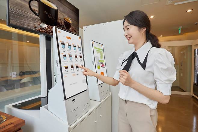 커피에 반하다에 설치된 삼성전자 키오스크