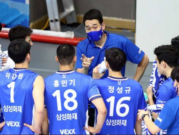 고희진 삼성화재 감독은 2021 KOVO컵 프로배구대회를 앞두고 선수 부상에 대해 가장 많은 걱정을 하고 신경을 썼다. 그러나 16일 열린 한국전력과 A조 조별리그 두 번째 경기에서 리베로 신동광과 라이트 정수용이 1세트 부상을 당해 코트를 떠났다. [사진=발리볼코리아닷컴]