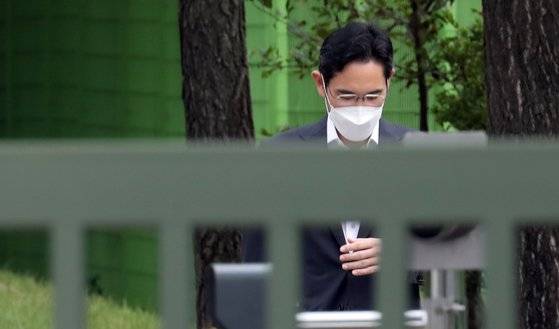 광복절을 앞두고 가석방된 이재용 삼성전자 부회장이 13일 오전 서울구치소에서 나오고 있다. 연합뉴스