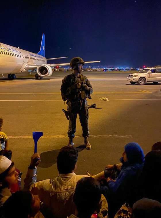 16일 한 미군이 아프가니스탄 카불 국제공항에 몰려 있는 시민들을 통제하고 있다. 연합뉴스