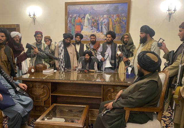 아프가니스탄 이슬람 무장 조직 탈레반이 15일(현지시간) 수도 카불의 대통령궁을 장악한 모습. 아슈라프 가니 아프간 대통령은 접경국인 우즈베키스탄으로 도피했다고 로이터 통신 등이 보도했다. AP연합뉴스