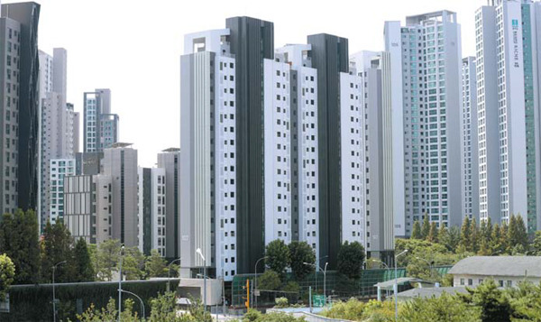 16일 서울 강남권 내 첫 재건축 초과이익환수제 대상 단지인 반포센트레빌아스테리움 2개동
(가운데)과 주변 전경. [이충우 기자]