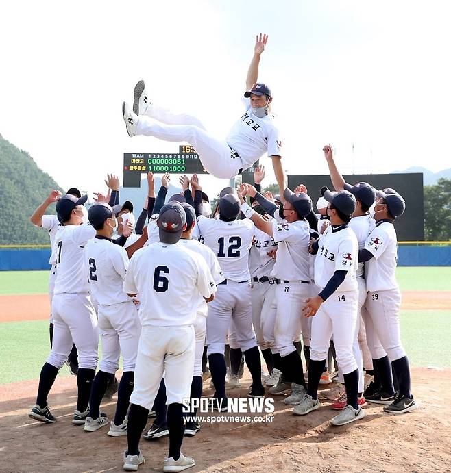 ▲ 마산고 고윤성 감독(위)이 15일 횡성베이스볼테마파크에서 열린 제7회 대한야구소프트볼협회장기 전국고교야구대회 결승전에서 광주동성고를 9-3으로 꺾고 우승을 차지한 뒤 선수들로부터 헹가래를 받고 있다. ⓒ횡성, 곽혜미 기자