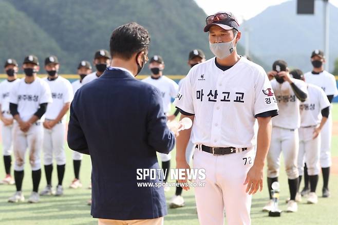 ▲ 마산고 고윤성 감독(오른쪽)이 15일 횡성베이스볼테마파크에서 열린 제7회 대한야구소프트볼협회장기 전국고교야구대회 결승전에서 우승을 차지한 뒤 대한야구소프트볼협회 이종훈 회장으로부터 감독상을 받고 있다. ⓒ횡성, 곽혜미 기자