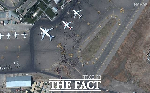 아프간을 탈출하기 위해 공항 활주로까지 몰려들고 /카불=AP.뉴시스