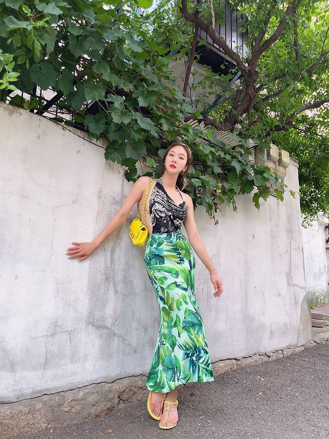 길거리도 런웨이가 될수 있다. 수영복으로 해변 느낌을 낸 인플루언서 이진아씨. /이진아씨 제공