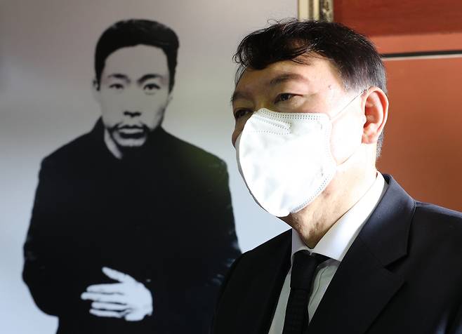 윤석열 전 검찰총장이 광복절인 지난 15일 오전 서울 용산구 효창공원 내 의열사를 찾아 예를 올린 뒤 이종래 효창원7위선열기념사업회 회장으로부터 안중근 의사에 대한 설명을 듣고 있다.  /국회사진기자단