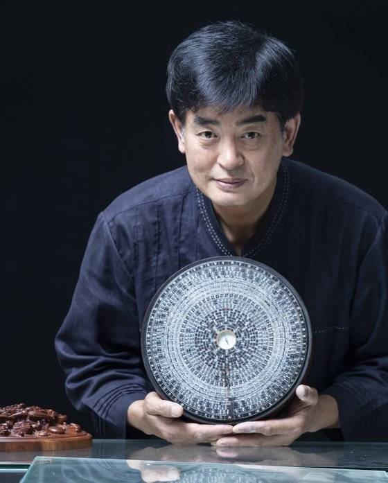 무형문화재 윤도장 보유자로 지정예고된 김희수씨. 4대째 이어온 전통방식으로 윤도를 만든다. 권혁재 사진전문기자