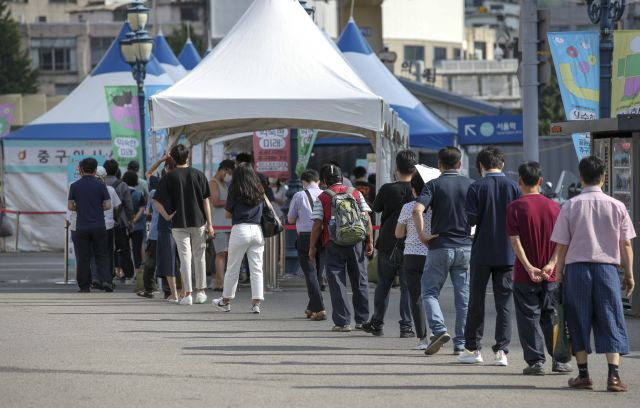 0시 기준 국내 코로나19 확진자 수가 1373명으로 집계된 17일 오전 서울 중구 서울역광장에 설치된 임시선별검사소를 찾은 시민들이 검사를 받기 위해 줄 서 있다. 뉴시스