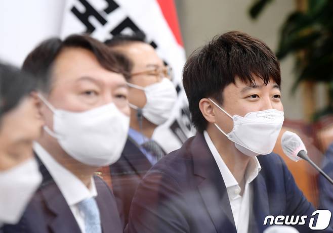(서울=뉴스1) 구윤성 기자 = 이준석 국민의힘 대표가 2일 서울 여의도 국회에서 최근 입당한 윤석열 전 검찰총장에게 입당 축하 인사말을 하고 있다. 2021.8.2/뉴스1