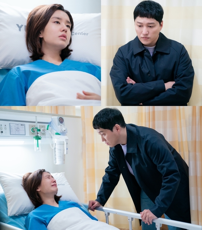 Expectations rise for changes in the relationship between Kim Dae-myung and Ahn Eun-jin.TVNs Swearful Doctor Life Season 2, which is at the center of the topic, received favorable reviews from viewers every time, unveiled SteelSeries in the hospital where Seok-hyung (Kim Dae-myung) and Min-ha (Ahn Eun-jin) are thrilled.In the last broadcast, the affectionate appearance of the stone statue that was by the side of the sick Minha captivated the hearts of viewers.Seok-hyung, who is about to join the band, left his position in a hurry, saying that something happened at the Hospital, and the reason was because of the news of Min-ha who fell down due to stomach cramps. Seok-hyungs behavior, which ran to Hospital, predicted a change in the relationship between the two, who had been one-sided love of Min-ha.Meanwhile, SteelSeries, which is open to the public, catches the eye of Minha, who is tearing tears of joy and stone shape that seems to be approaching Minha.First of all, the warm gaze of the stone that looks worriedly at the lying Minha and the opposite expression of Minha who is making the expression that he can not believe it when he sees such a stone shape concentrate attention.The worried eyes of Seok-hyung, who asked Minha, who seemed to see a thing, if he was okay with his affection, stimulated the audiences excitement.Especially, Minha, who confirmed the stone form in front of her sick self, bursts into tears like a child, and the figure of the stone form, which is embarrassed and unable to do so, makes her expect the romance of the couple who are permeating each other little by little.In addition, the audience is wondering whether the reunion of Minha and Seok Hyung-mo (Moon Hee-kyung), who had the worst first meeting at Hospital, will be concluded.