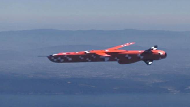 시험발사돼 날아가고 있는 터키의 쏨 공대지 미사일. 한화는 쏨 미사일 기술을 이전받아 한국형 공대지 미사일 개발을 추진하고 있다.