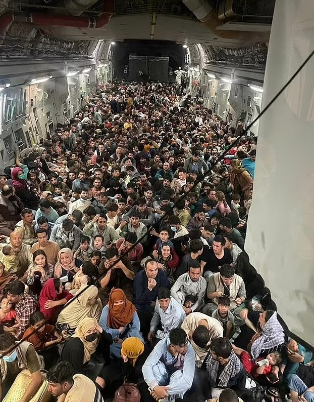 미 군용 화물기 C-17에 빽빽하게 탑승한 아프가니스탄 난민들. 사진=디펜스원