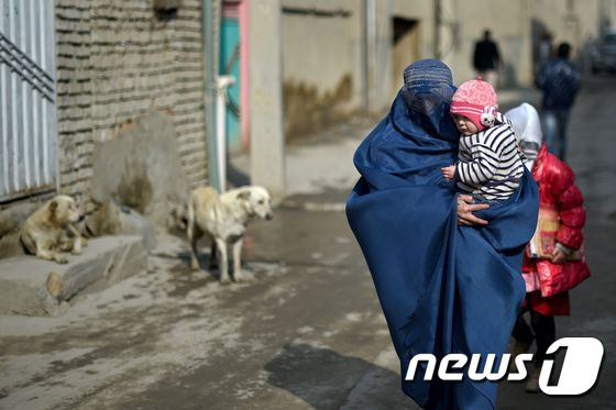 이슬람 급진 수니파 무장조직 탈레반이 아프가니스탄을 다시 장악하면서 여성에 대한 억압 통치의 공포가 되살아나고 있다. 사진은 부르카를 쓴 아프간 여성의 모습으로, 탈레반은 1990년대 아프가니스탄을 통치할 당시 여성들에게 부르카 착용을 강제한 바 있다.  © AFP=뉴스1 자료 사진