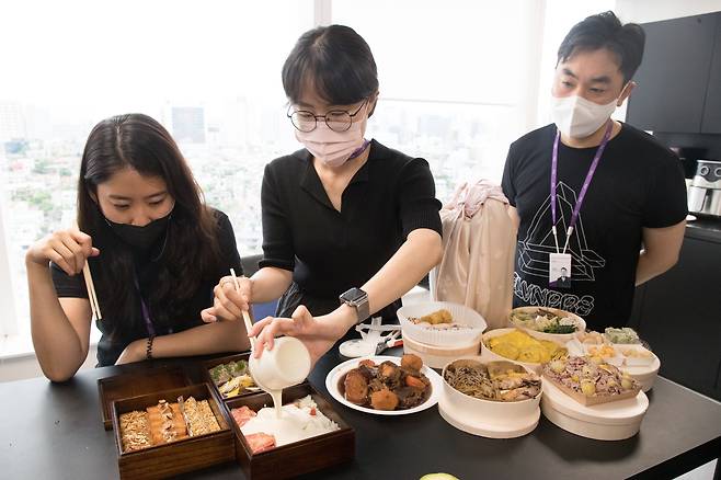 13일 오후, 서울 강남구 한국타이어빌딩 마켓컬리에서 열린 상품위원회에서 김슬아 대표가 직원들과 시식을 하고 있다. / 고운호 기자