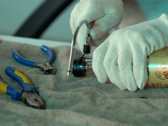 기자가 대상 청정원 굴소스 병 뚜껑을 실톱으로 제거하고 있다. 현유리 PD