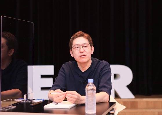 김준구 네이버웹툰 대표가 18일 네이버웹툰 온라인 기자간담회에서 성과와 향후 계획을 발표하고 있다. 사진 네이버
