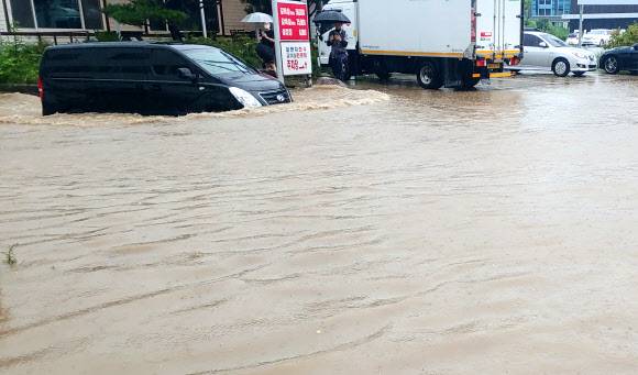 강이 된 도로 - 18일 오전 호우경보가 발효 중인 강원 강릉 도심의 도로가 많은 비로 침수돼 있다. 강원지방기상청은 이날 강원 동해안과 산지를 중심으로 시간당 30∼50㎜ 내외의 매우 강한 비가 내릴 것으로 예보했다. 2021.8.18 연합뉴스