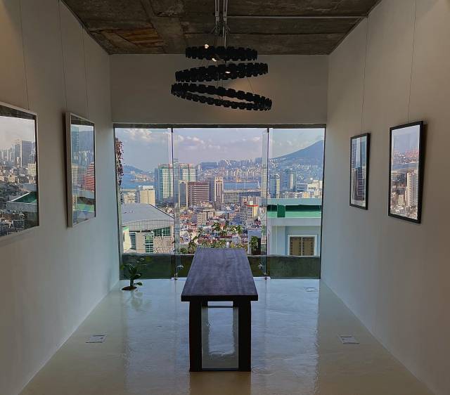 백진호 대추밭백한의원 원장이 공간을 내놓고 후원하고 있는 부산시 초량동의 스페이스 매트리스 전경. 부산의 원도심이 보이는 곳으로 백 원장과 예술가·건축가가 머리를 맞대고 오래된 집의 리모델링을 진행했다. /사진 제공=백진호