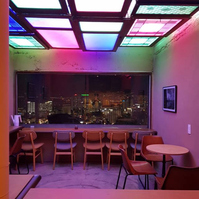 백진호 대추밭백한의원 원장이 공간을 내놓고 후원하고 있는 부산시 초량동의 스페이스 매트리스 전경. 부산의 원도심이 보이는 곳으로 백 원장과 예술가·건축가가 머리를 맞대고 오래된 집의 리모델링을 진행했다. /사진 제공=백진호