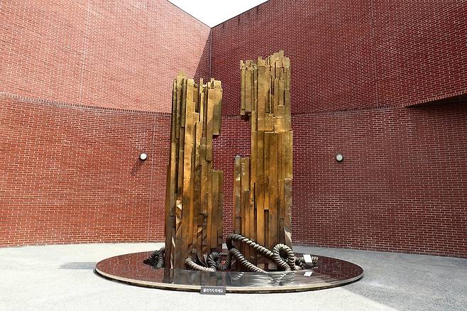 박물관 입구에 있는 이경순 작가의 '순교자의 칼'. 조선 시대 죄인들의 목에 씌웠던 칼을 형상화했다. [사진/조보희 기자]