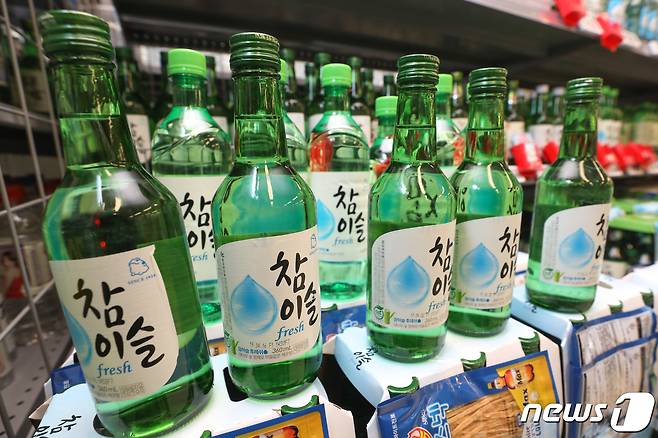 서울 용산구 한 대형마트에 진열된 참이슬 2019.5.1/뉴스1 © News1 성동훈 기자