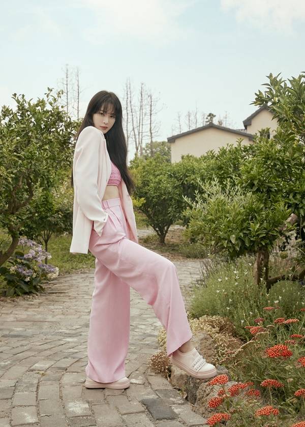Actor Han Ye-seul showed off his pictorial artisan aspect with various charms.Han Ye-seuls picture with the shoes brand was released on the 19th, and this picture consists of three themes: travel for me, healing through rest, and loving me as it is.I found a true style of my own in various personality and put a message to express my own beauty.Han Ye-seul in the picture showed a bright autumn styling by digesting chiffon one piece, denim jacket, and one piece in busty.Han Ye-seuls alluring charm in particular is admirable.Meanwhile, Han Ye-seul is considering his next film.
