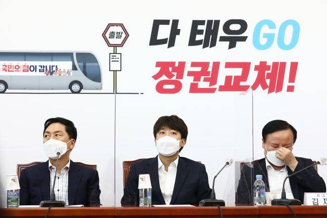 19일 오전 국회에서 국민의힘 최고위원회의가 열리고 있다. 왼쪽부터 김기현 원내대표, 이준석 대표, 김재원 최고위원. ⓒ데일리안 박항구 기자