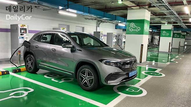 코엑스 전기차 충전소 충전기와 연결된 벤츠 EQA 전기차