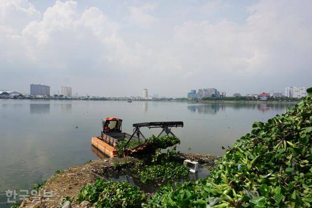 북부 자카르타 플루이트 저수지에서 청소 선박이 수거한 쓰레기를 강변에 쌓고 있다. 자카르타=고찬유 특파원