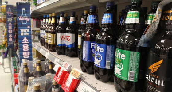 대형마트 진열대에 놓인 맥주 페트병들. 뉴스1