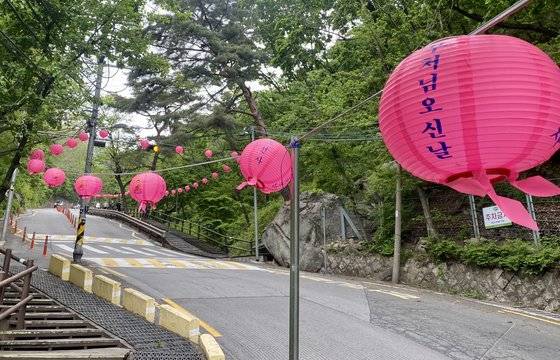 지난 5월 8일 우이동 버스 종점에서 북한산 도선사로 뻗은 청담로에는 오는 19일의 석가탄신일을 알리는 연등이 걸려 있다. 김홍준 기자