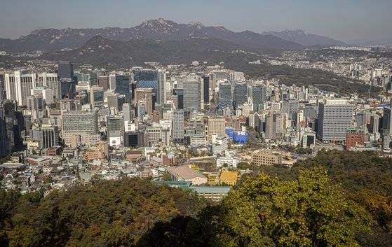 2020년 남산에서 바라본 서울 전경. 명동성당은 빌딩 숲에 가려 첨탑만 겨우 보이고 진고개 일대의 일본인 주택은 두어 채 정도만 흔적을 남기고 있다. 전민규 기자