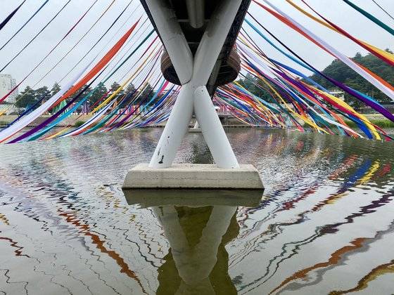 강릉 단오제는 지난 6월 10일 시작한 뒤 6월 17일에 막을 내렸다. 사진은 6월 10일의 강릉 청포교. 김홍준 기자