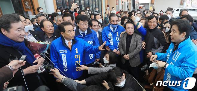 총선을 앞둔 지난해 3월 이용호 무소속 의원이 전북 남원시 춘향골 공설시장을 방문한 이낙연 더불어민주당 상임선대위원장을 찾아와 항의를 하고 있다./ 사진=뉴스1