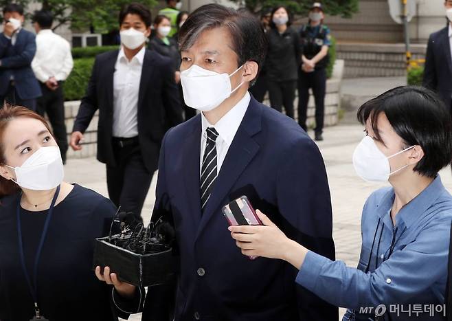 가족 비리 및 감찰 무마 혐의로 기소된 조국 전 법무부 장관이 5일 오전 서울 서초구 중앙지방법원에서 열린 속행 공판에 출석하고 있다. /사진=김휘선 기자 hwijpg@