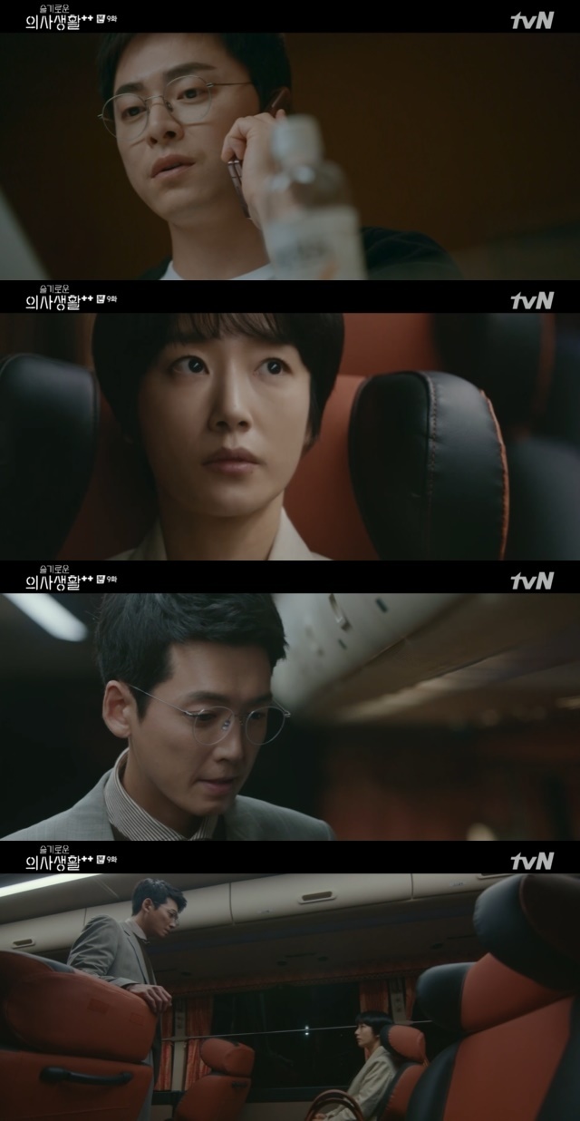 Jo Jung-suk helped Jung Kyung-ho and Kwak Sun-Youngs The Slap.In the 9th episode of TVN Mokyo Drama Spicy Doctor Life Season 2 (playplayed by Lee Woo-jung, directed by Shin Won-ho), which was broadcast on August 19, the behind-the-scenes story of Kim Joon-wan (Jung Kyung-ho), and Lee Ik-soon (Kwak Sun-Young) The Slap was portrayed.On this day, Lee Ik-jun (Jo Jung-suk) received a letter to his brother Lee Ik-soon, I booked it back by 12 oclock bus.And Kim Joon-wan, who went down to his hometown, also contacted Lee Ik-jun, Please make a reservation for a high-speed bus.Lee Ik-jun thought for a moment and said, I have no place when asked to make the reservation for the fastest time. He reserved a 12-hour place, which is the same time as Lee Ik-sun.