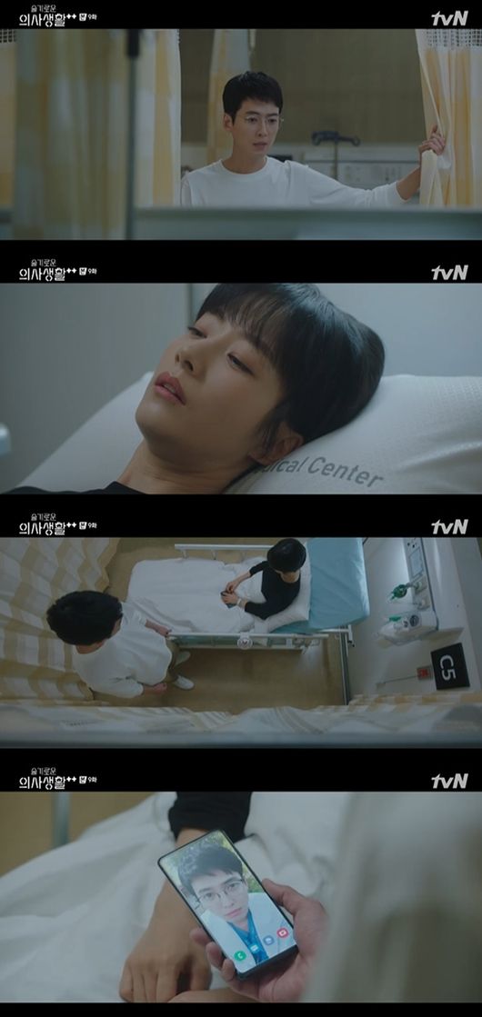 Jung Kyoung-ho reunited with Kwak Sun-Young.In the TVN drama Spicy Doctor Life 2 episode 9 broadcasted on the afternoon of the 19th, Jun Wan (Jung Kyoung-ho) and Ik Soon (Kwak Sun-Young) reunited on a bus coming to Seoul from Changwon.Earlier, Ikjun (Jo Jung-suk) had been asked by Junwan to book a high-speed bus after he was told by Iksun that he would come to Seoul by bus.Ikjun made Junwan and Iksun meet by chance. So Junwan and Iksun reunited on the express bus.Jun-wan hesitated, then headed for the seat where Ik-Soon sat, and asked if he had been as determined and said, Are you in Changwon now? Ik-Soon replied, Uh, is your brother?Are you at Seoul until the end of the week? Id like to see you by the weekend. If youre afraid, you can refuse. I want to talk to you for a minute. Iksun did not answer.But soon, on the same day, I was told that there was a promise in the Garosu Road, suggesting the meeting between the two.But Iksun was not well and failed to keep his promise with Junwan. Iksun told Ikjun, Lets go to the hospital in front of the house. Ikjun said, I know Junwan came to Korea.So lets go to Yulje Hospital. Junwan told me that it was the opening day today.Iksun wrote to Junwan, I dont think I can keep my promise today. Im sorry, brother. Junwan was distressed by the text.Soon Ikjun noticed that the promise that Iksun had on the weekend was a promise with Junwan. And called Junwan.My brother was sick and came to the hospital. I think it would take an hour to get all the fluids.Jun-wan looked surprised when he got the call, shocked to discover that Ik-Soon was sick for the first time, and headed to the emergency room where Ik-Soon was.The two were reunited on their beds.Iksun lied, I was on the wrong foot, I think I ate something. But Junwan said, Ive seen all your charts. Why didnt you tell me about the pain? Iksun lied again.I knew after my brother broke up, he said.Jun-wan asked, It was March last year. You took an MRI here. Youre lying. Ik-soon said nothing. Jun-wan took Ik-soons hand.And I found that the background of Iksuns cell phone was Jun Wan himself and said, Please explain this.But then Jun-wan came to call the emergency patient. Jun-wan left with Ik-soon, Well talk again, okay? There were signs of a reunion.Meanwhile, TVNs Sage Doctors Life Season 2, featuring Yoo Yeon-seok, Jo Jung-suk, Jung Kyong-ho, Kim Dae-myung and Jeon Mi-do, will be broadcast every Thursday at 9 p.m.TVN Spicy Doctor Life Season 2 captures the broadcast screen